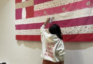 Ημέρα της Γυναίκας: Η Αθήνα τιμά τη ροζ ελληνική σημαία της Γεωργίας Λαλέ