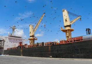 Ερυθρά Θάλασσα: Οι Χούθι στόχευσαν πλοίο χύδην φορτίου και αμερικανικά αντιτορπιλικά