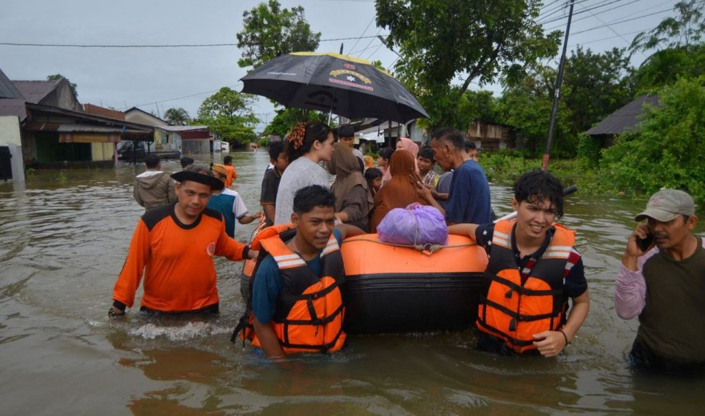 Ινδονησία: Τουλάχιστον 19 νεκροί και επτά αγνοούμενοι από τις πλημμύρες στη Δυτική Σουμάτρα