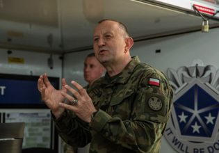 Πολωνία: Παύει τον στρατηγό-διοικητή του Eurocorps έπειτα από έρευνα για αντικατασκοπεία