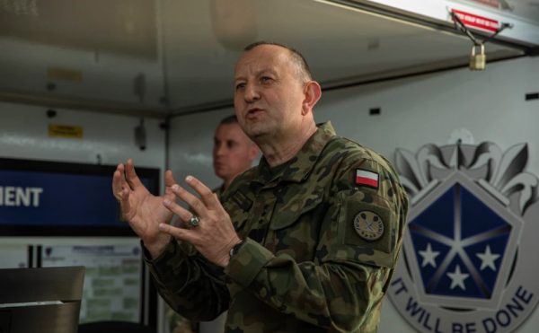 Πολωνία: Παύει τον στρατηγό-διοικητή του Eurocorps έπειτα από έρευνα για αντικατασκοπεία