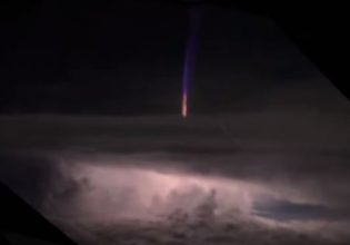 Εντυπωσιακό βίντεο: Πιλότος κατέγραψε γιγάντιο φωτεινό πίδακα σε νυχτερινό ουρανό