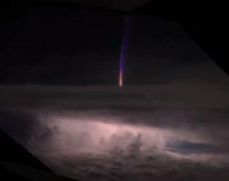 Εντυπωσιακό βίντεο: Πιλότος κατέγραψε γιγάντιο φωτεινό πίδακα σε νυχτερινό ουρανό