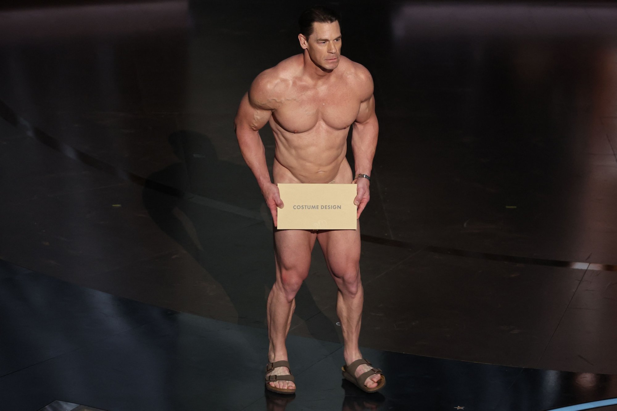 Ο John Cena βγήκε γυμνός στα Όσκαρ - Η στιγμή που τον ντύνουν επί σκηνής