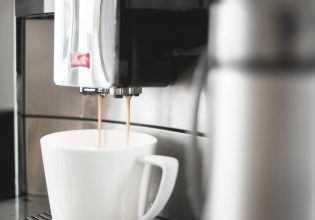 6 gadgets για σπιτικό καφέ που θα σε μεταμορφώσουν σε barista