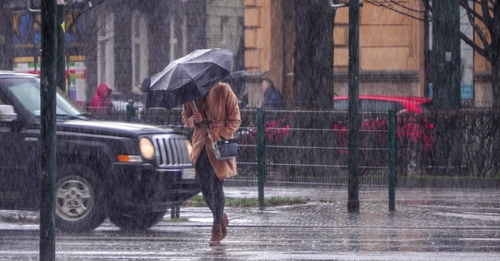 Καιρός: Νέα προειδοποίηση Meteo για «έντονα» φαινόμενα – Καταιγίδες, λασποβροχές και αφρικανική σκόνη