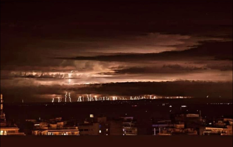 Κακοκαιρία: Σφοδρή καταιγίδα στην Αθήνα – Με χιλιάδες κεραυνούς και πλημμύρες χτύπησε την Πιερία