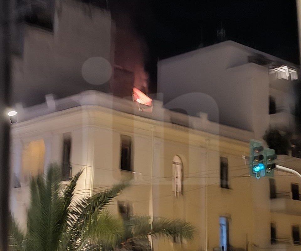 Καλλιθέα: Φωτιά σε διαμέρισμα πολυκατοικίας στη Χαροκόπου