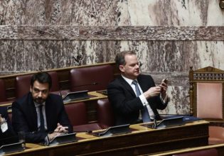 Τέμπη: «Όποιος χειροκρότησε τον Καραμανλή είναι συνένοχος» – Ξεσπά και καταγγέλλει μητέρα θύματος