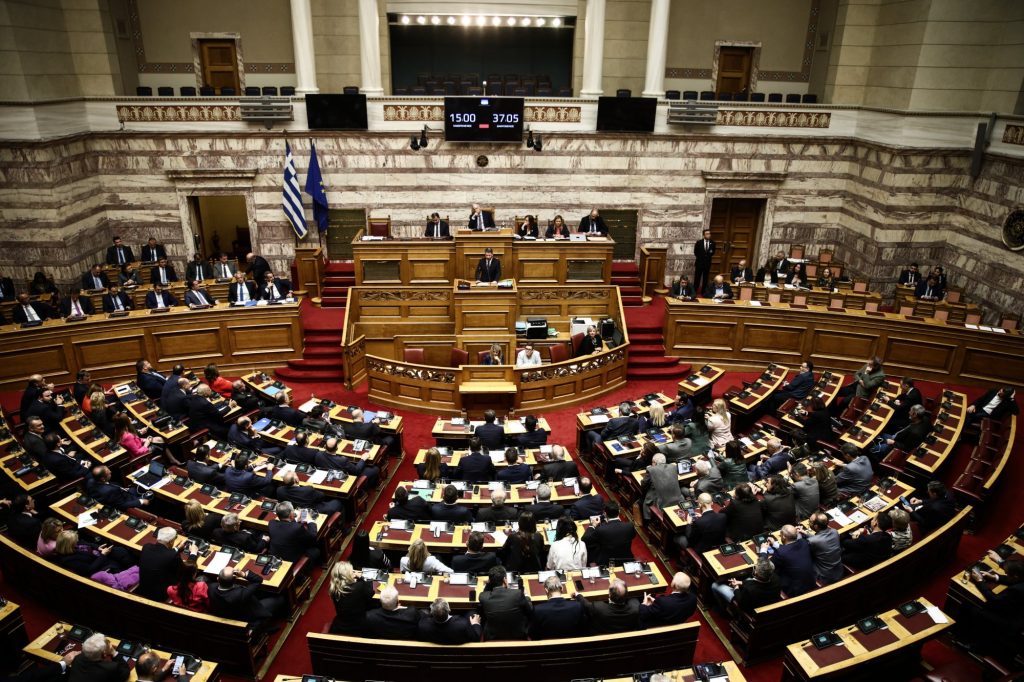 Πρόταση δυσπιστίας: Πληγωμένη η κυβέρνηση – Προσπαθεί να θολώσει τα νερά αλλάζοντας ατζέντα