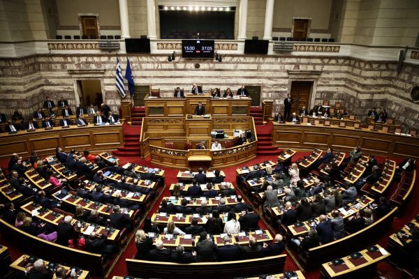 Πρόταση δυσπιστίας: Πληγωμένη η κυβέρνηση – Προσπαθεί να θολώσει τα νερά αλλάζοντας ατζέντα