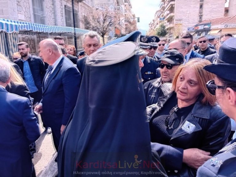 Καρδίτσα: Παρόντες στην παρέλαση και οι γονείς του Βάιου Βλάχου – Να αποδοθεί δικαιοσύνη