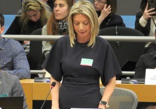 Μαρία Καρυστιανού: Καταπέλτης στο Ευρωκοινοβούλιο – «Η κυβέρνηση προσβάλει την μνήμη των θυμάτων στα Τέμπη»