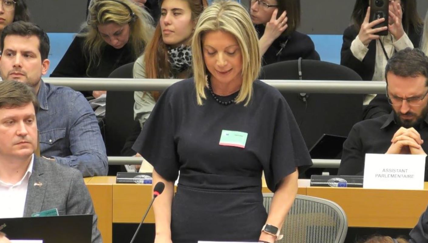 Μαρία Καρυστιανού: Καταπέλτης στο Ευρωκοινοβούλιο - «Η κυβέρνηση προσβάλει την μνήμη των θυμάτων στα Τέμπη»