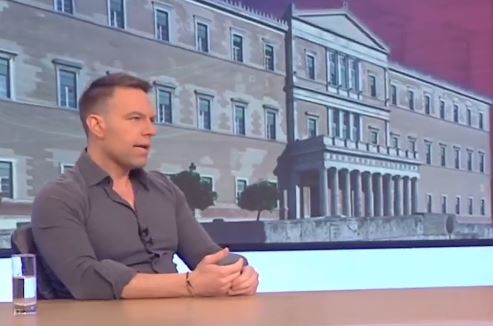 Κασσελάκης: Φόρεσε κάλτσες με αστακούς σε τηλεοπτική συνέντευξη