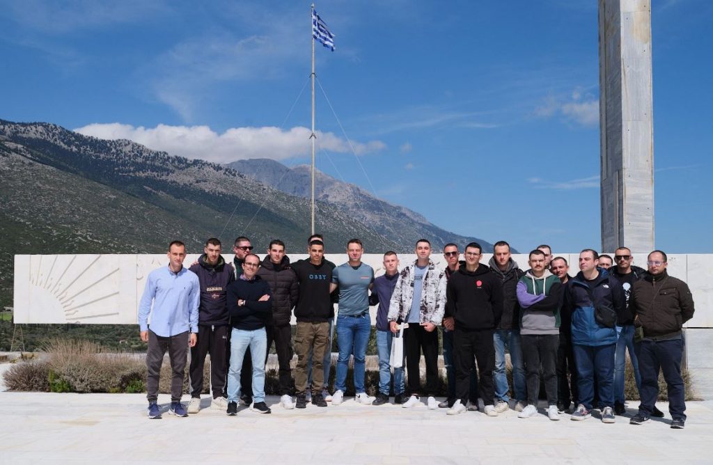 Θα παρελάσει στη Θήβα ο Στέφανος Κασσελάκης – Η επίσκεψη στο Δίστομο