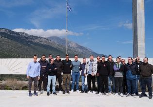 Θα παρελάσει στη Θήβα ο Στέφανος Κασσελάκης – Η επίσκεψη στο Δίστομο