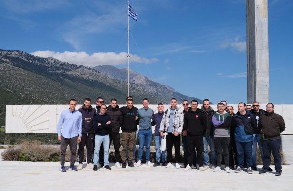 Θα παρελάσει στη Θήβα ο Στέφανος Κασσελάκης – Η επίσκεψη στο Δίστομο