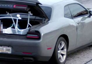 Απίστευτο βίντεο: Μητέρα οδηγούσε με ανοιχτό πορτμπαγκάζ – Είχε βάλει μέσα τον γιο της