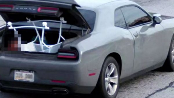 Απίστευτο βίντεο: Μητέρα οδηγούσε με ανοιχτό πορτμπαγκάζ – Είχε βάλει μέσα τον γιο της