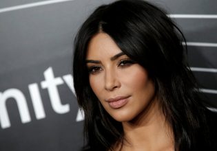 Το καυτό φιλί της Κιμ Καρντάσιαν με την Έμα Ρόμπερτς για το American Horror Story