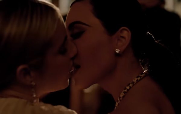 Το καυτό φιλί της Κιμ Καρντάσιαν με την Έμα Ρόμπερτς
