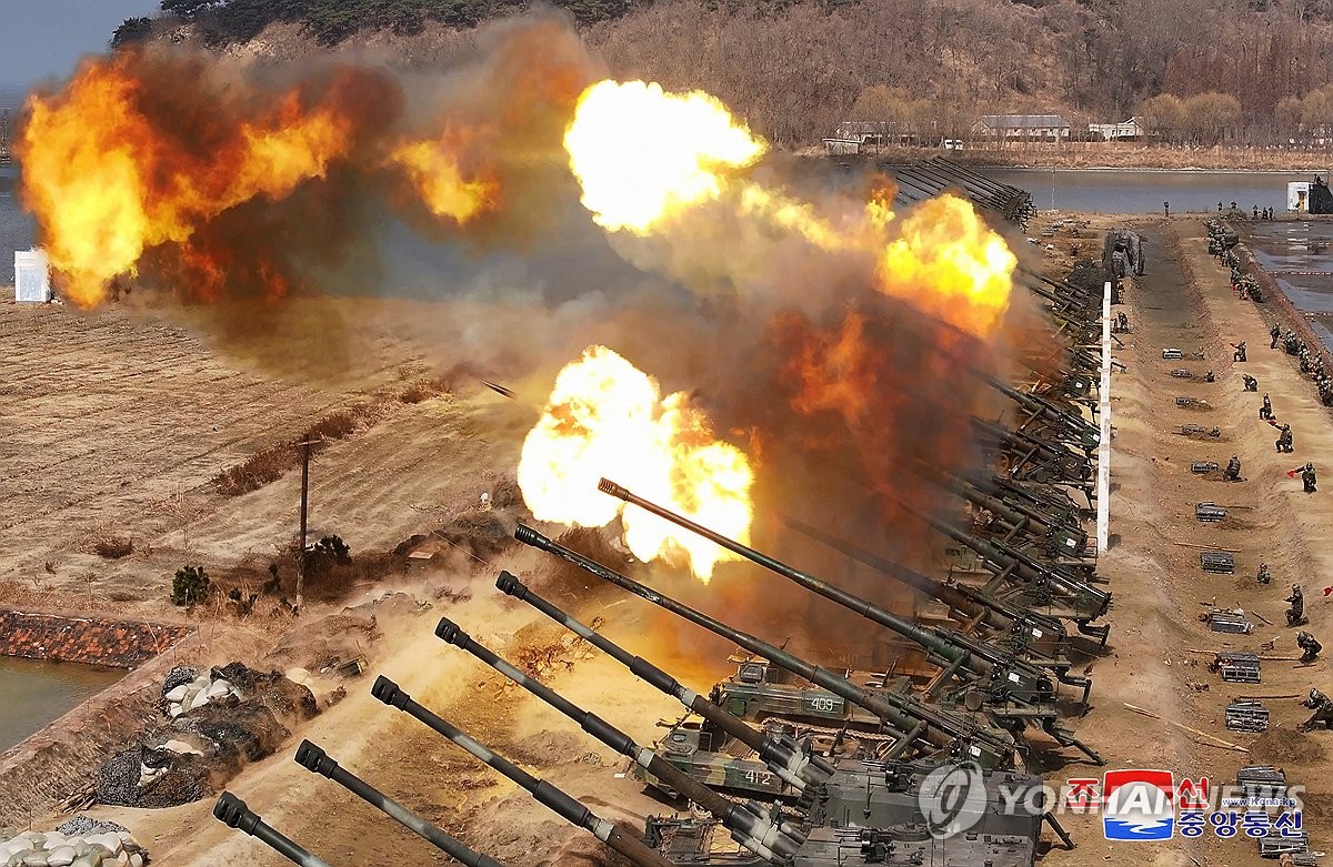 Βόρεια Κορέα: Ο Κιμ Γιονγκ Ουν επέβλεψε άσκηση μονάδων πυροβολικού ικανών να πλήξουν τη Σεούλ
