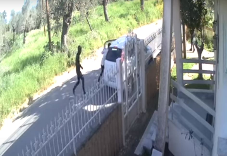 Σπάρτη: Θρασύτατοι κλέφτες αρπάζουν τσάντα γυναίκας μέσα από αυτοκίνητο με 1250 ευρώ - Δείτε βίντεο