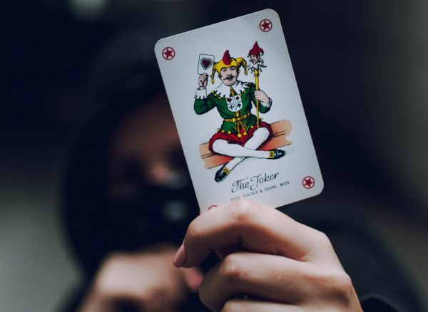 Πάτρα: Στα πράσα έπιασαν θηλυκή συμμορία που παραβίαζε σπίτια με… τραπουλόχαρτο