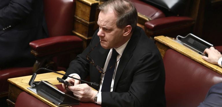 Τέμπη: «Γιατί κ. Καραμανλή δεν κλείσατε τα τρένα;» – Πατέρας θύματος στον πρώην υπουργό