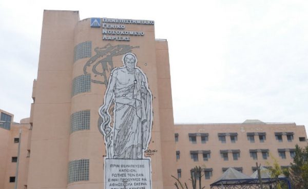 Λάρισα: Σοβαρά τραυματίστηκε 19χρονος οδηγός όταν το όχημά του έπεσε σε σταθμευμένα Ι.Χ.