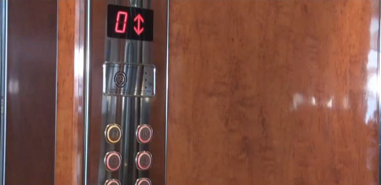 Λάρισα: «Τους παρακολουθούσα δυόμισι ώρες…» λέει ο ένοικος που παγίδευσε διαρρήκτες στο ασανσέρ