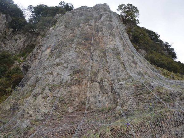 Τοποθέτηση πλέγματος σε επικίνδυνο σημείο της παλαιάς Εθνικής Οδού, Τρίπολης – Πύργου.