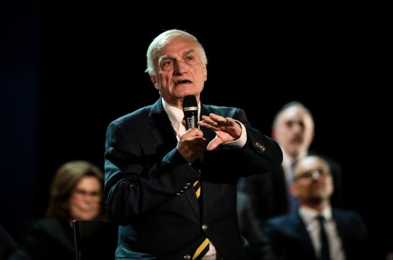 Δίνει μάχη για να κρατηθεί στη ζωή ο Μανώλης Μαυρομμάτης