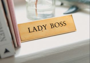 Πρώτα σπίτι, μετά γάμος – Οι γυναίκες της νέας γενιάς αποφασίσουν να απαλείψουν την ανισότητα