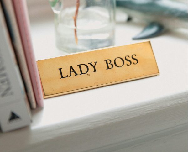 Πρώτα σπίτι, μετά γάμος – Οι γυναίκες της νέας γενιάς αποφασίσουν να απαλείψουν την ανισότητα