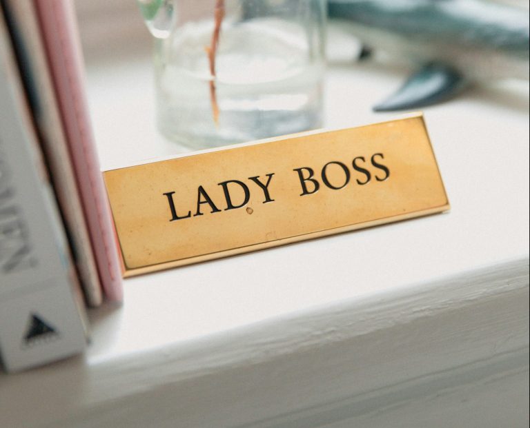 Πρώτα σπίτι, μετά γάμος – Οι γυναίκες της νέας γενιάς αποφασίσουν να απαλείψουν την ανισότητα