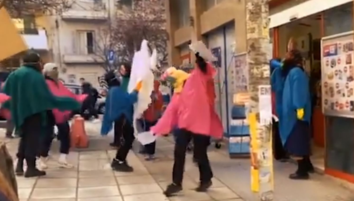 Θεσσαλονίκη: Μασκαράδες κατά της ακρίβειας - Αφαίρεσαν συσκευασίες ελαιολάδου και τις μοίρασαν σε πολίτες