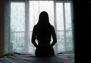 Κύκλωμα μαστροπείας: Υπάρχει και άλλη μαστροπός – «Ακόμα και σήμερα η αδερφή μου κλείνει ραντεβού»