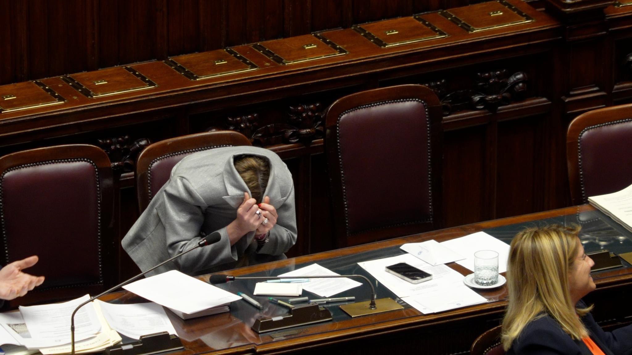 Ιταλία: Η φωτογραφία της Τζόρτζια Μελόνι που έγινε viral - «Κρύβεται» μέσα στο σακάκι της