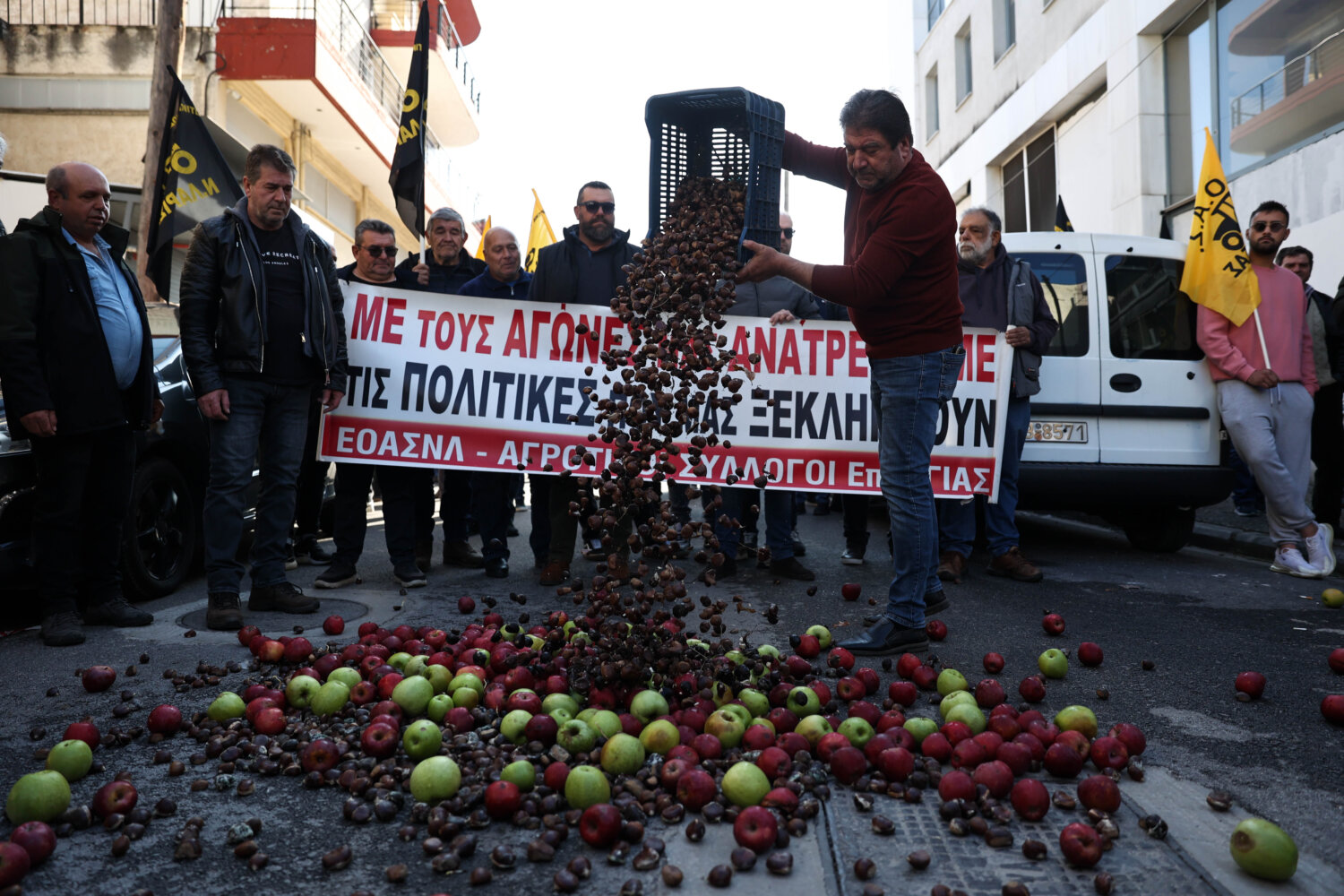 Αγιά: Διαμαρτυρία μηλοπαραγωγών στον ΕΛΓΑ