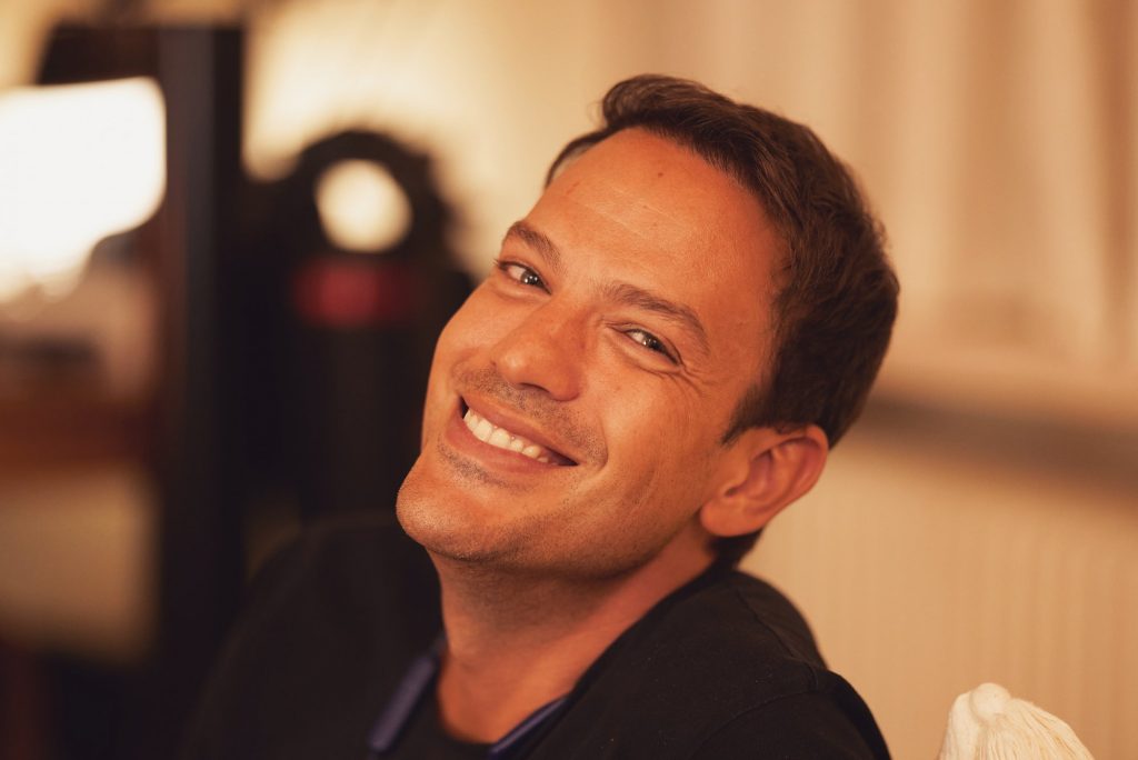 Μίνως Θεοχάρης: «Η διαδρομή για την αποδοχή του εαυτού μας είναι ένα ταξίδι που δεν τελειώνει ποτέ»