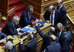 Εκρηκτικό τριήμερο στη Βουλή – Πύρρειος νίκη για την κυβέρνηση