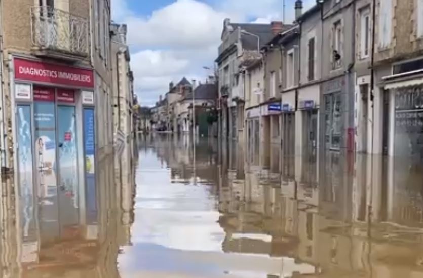 Γαλλία: Οι έντονες βροχοπτώσεις «βύθισαν» πόλη