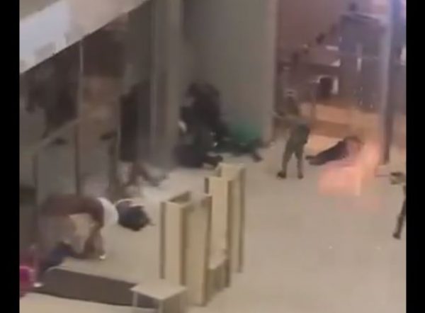 Μόσχα: Σοκάρουν οι εικόνες με τους ένοπλους να σκορπάνε τον θάνατο