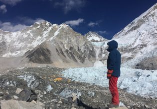 «Ορειβάτες πάρτε μαζί σας τα περιττώματά σας» – Το Έβερεστ μετατρέπεται σε υπαίθρια… τουαλέτα