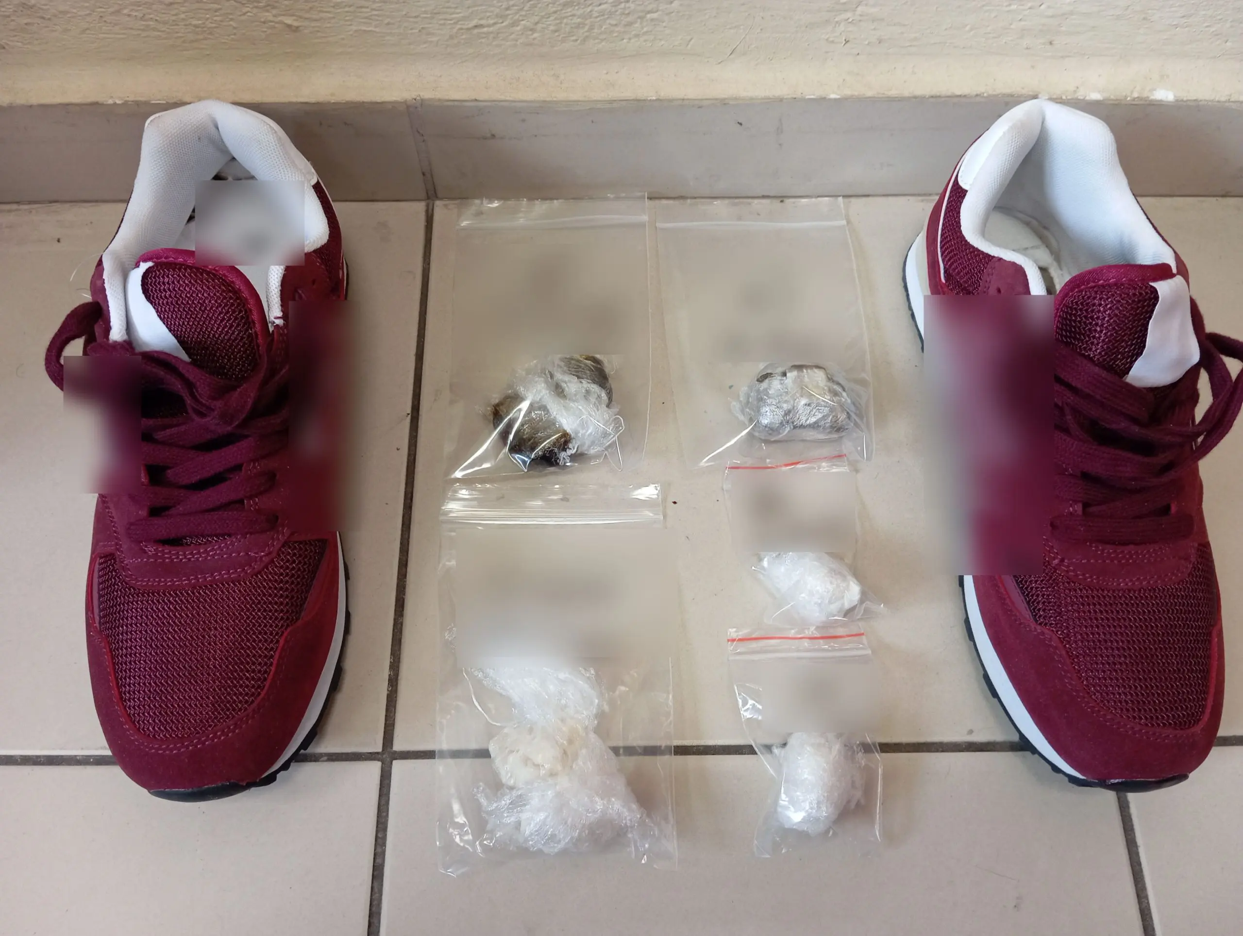 Τρίκαλα: Πήγε να δώσει ναρκωτικά κρυμμένα σε παπούτσια σε κρατούμενο φυλακών
