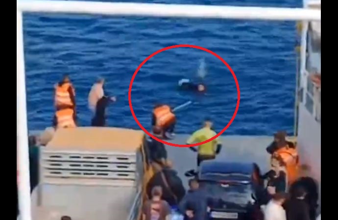 Σαλαμίνα: Δραματική διάσωση άνδρα από φέρι μπoτ – Πώς βρέθηκε στη θάλασσα