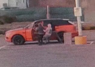 Απίστευτο βίντεο: Πήγαν να του κλέψουν το αυτοκίνητο και τα έβαλε με 3 ληστές