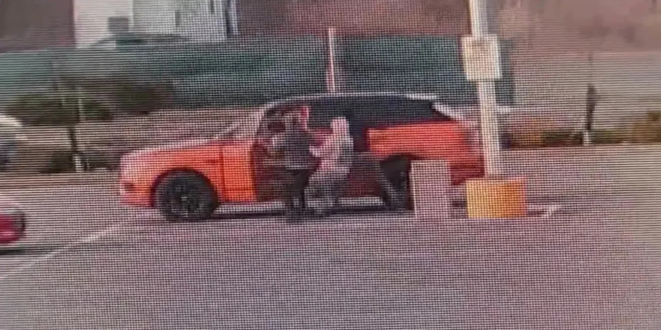 Απίστευτο βίντεο: Πήγαν να του κλέψουν το αυτοκίνητο και τα έβαλε με 3 ληστές
